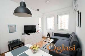 LUX NAMEŠTEN JEDNOIPOSOBAN STAN U KRALJEVOM PARKU 450 EVRA